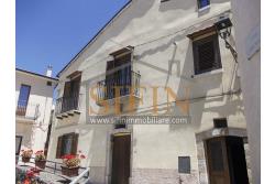 Casa centro storico - Zungoli (AV), via Guglielmo Marconi, in pieno centro storico dei fantico borgo, proponiamo in vendita casa singola di complessivi mq. 135,00 ca.