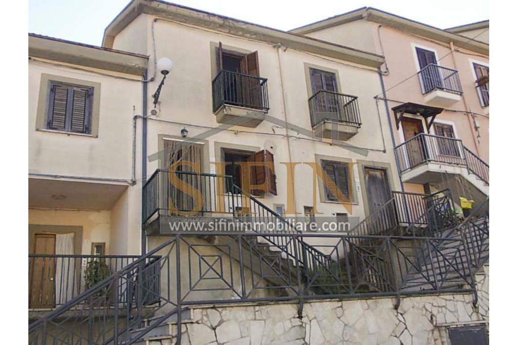 Casa a schiera - Carife, a pochi passi dalla centralissima Piazza San Giovanni, con ingresso sia su via Zaccagnini che da via S. Pertini, proponiamo in vendita fabbricato di complessivi mq. 98,00 ca. disposti su tre livelli