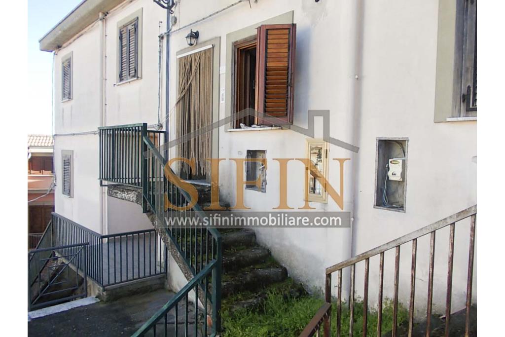 Casa a schiera - Carife, a pochi passi dalla centralissima Piazza San Giovanni, con ingresso sia su via Zaccagnini che da via S. Pertini, proponiamo in vendita fabbricato di complessivi mq. 98,00 ca. disposti su tre livelli