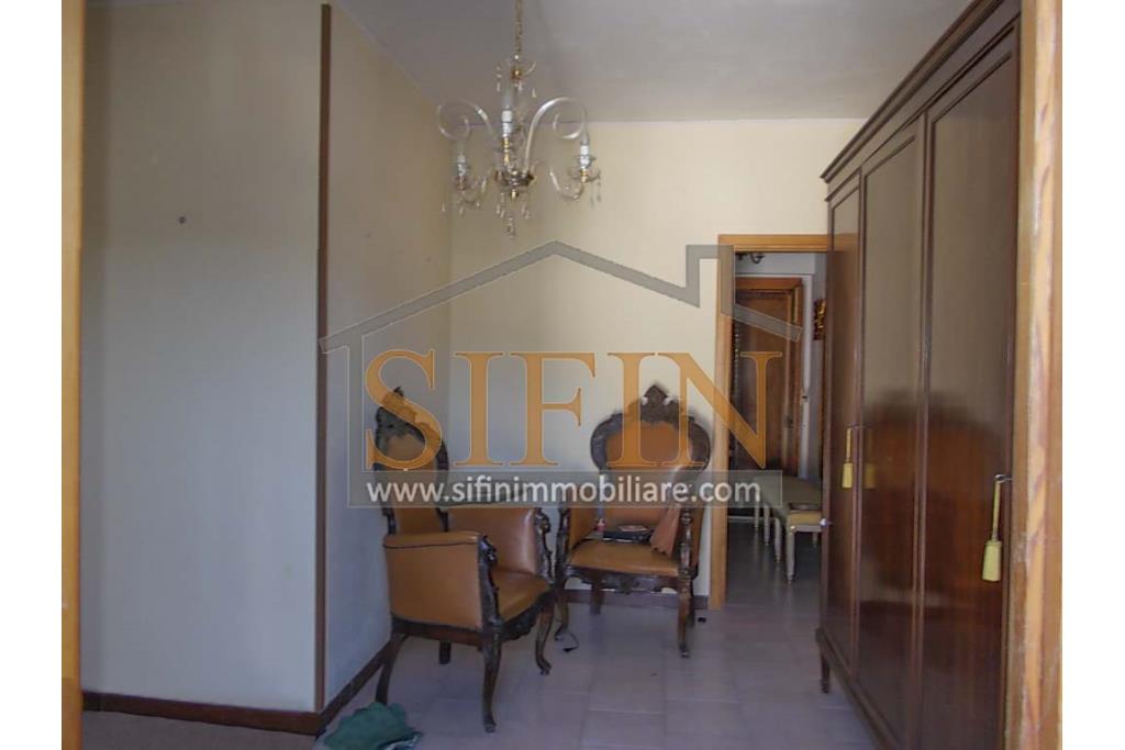 Casa a schiera - Carife, a pochi passi dalla centralissima Piazza San Giovanni, con ingresso sia su via Zaccagnini che da via S. Pertini, proponiamo in vendita fabbricato di complessivi mq. 98,00 ca. disposti su tre livelli