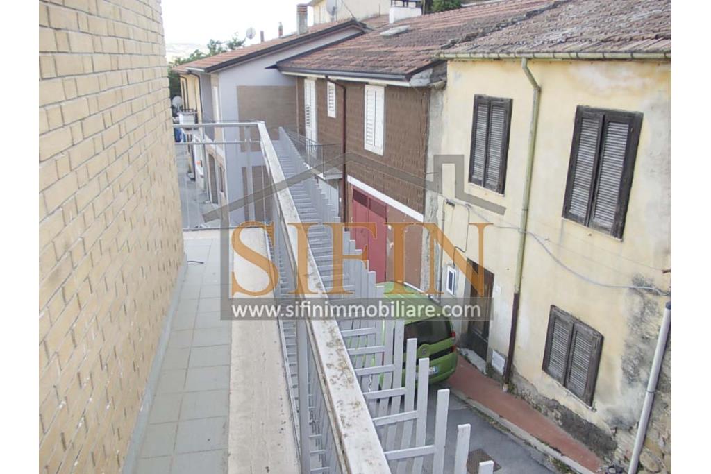 Terratetto con garage - Carife (AV), via Madonna delle Grazie, a pochi passi da piazza San Giovanni, proponiamo in vendita terratetto di complessivi mq. 98,00