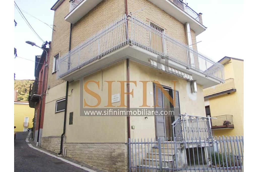 Terratetto con garage - Carife (AV), via Madonna delle Grazie, a pochi passi da piazza San Giovanni, proponiamo in vendita terratetto di complessivi mq. 98,00