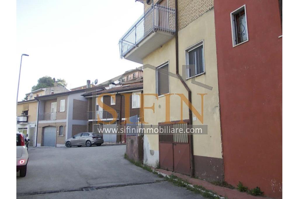 Terratetto con garage - Carife (AV), via Madonna delle Grazie, a pochi passi da piazza San Giovanni, proponiamo in vendita terratetto di complessivi mq. 98,00