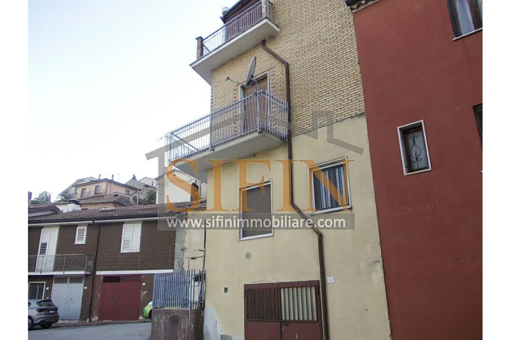 Terratetto con garage - Carife (AV), via Madonna delle Grazie, a pochi passi da piazza San Giovanni, proponiamo in vendita terratetto di complessivi mq. 98,00