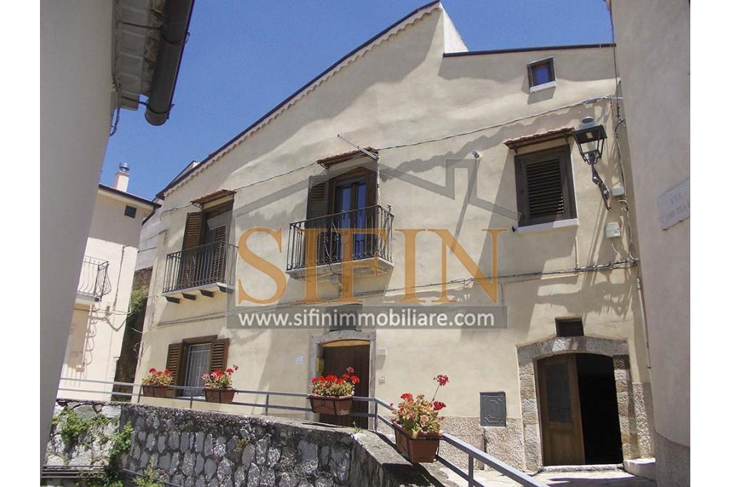 Casa centro storico - Zungoli (AV), via Guglielmo Marconi, in pieno centro storico dei fantico borgo, proponiamo in vendita casa singola di complessivi mq. 135,00 ca.