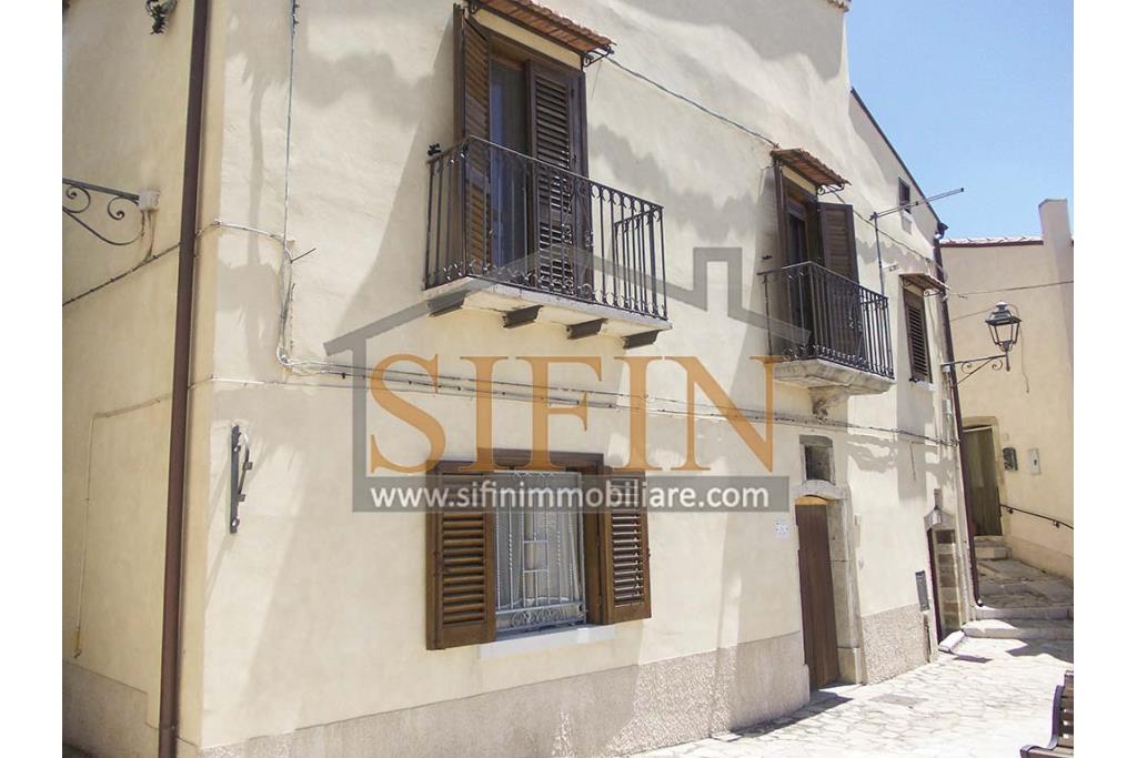 Casa centro storico - Zungoli (AV), via Guglielmo Marconi, in pieno centro storico dei fantico borgo, proponiamo in vendita casa singola di complessivi mq. 135,00 ca.