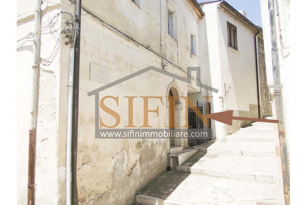 Casa centro storico - Zungoli (AV), via Guglielmo Marconi, in pieno centro storico dei fantico borgo, proponiamo in vendita casa singola di complessivi mq. 135,00 ca.