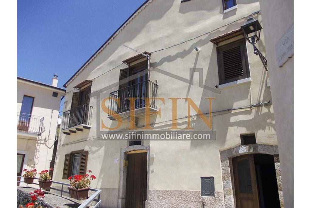 Casa centro storico - Zungoli (AV), via Guglielmo Marconi, in pieno centro storico dei fantico borgo, proponiamo in vendita casa singola di complessivi mq. 135,00 ca.